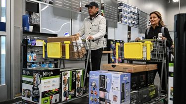 Clientes comprar productos electrodomésticos.