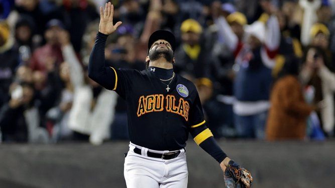 Jonathan Villar, de las Águilas Cibaeñas, festeja la victoria sobre los Tigres del Licey, el viernes 10 de noviembre de 2023, en Nueva York.