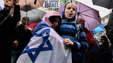 Se ve a niños sosteniendo la bandera de Israel durante una manifestación en apoyo de Israel el 9 de octubre de 2023 en Praga, después de que militantes de Hamas lanzaran un ataque sorpresa contra