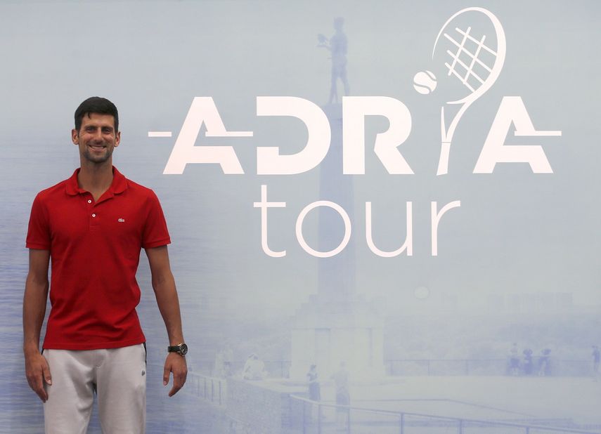 El tenista serbio Novak Djokovic posa luego de ofrecer una conferencia de prensa en Belgrado, el lunes 25 de mayo de 2020.&nbsp;