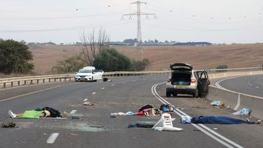 Cadáveres yacen en una carretera principal cerca del kibutz Gevim, Israel, cerca de la frontera con Gaza el 7 de octubre de 2023.&nbsp; &nbsp;