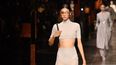 Una modelo luce una creación de Fendi como parte de la colección Mujer Primavera-Verano 2022 presentada durante la Semana de la Moda de Milán el 22 de septiembre de 2021.