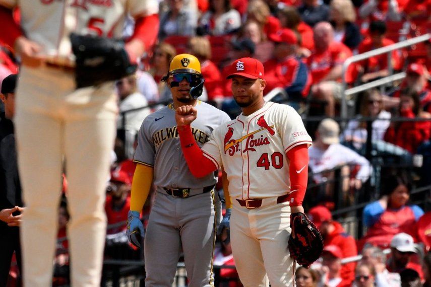 William Contreras (izq), de los Cerveceros de Milwaukee, conversa con su hermano Willson, en ese momento de los Cardenales de San Luis, durante un encuentro entre ambos equipos, el 26 de abril de 2025.