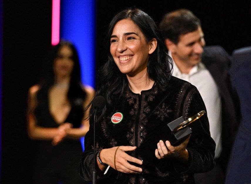 La directora española Alauda Ruiz de Azúa recibe la Concha de Oro a la mejor película por Los domingos, en el Festival de Cine de San Sebastián.&nbsp;
