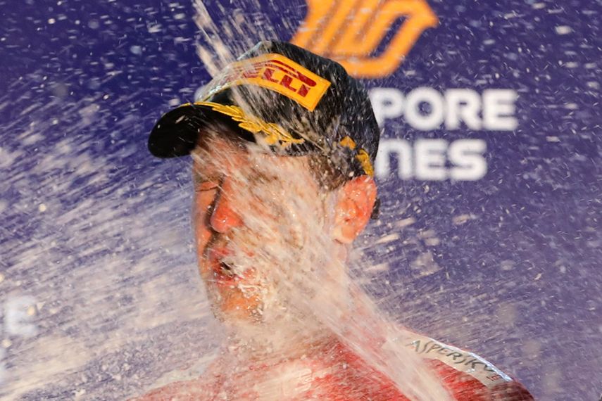 El alem&aacute;n Sebastian Vettel, de Ferrari, recibe en el rostro un par de chorros de champa&ntilde;a luego de ganar el Gran Premio de Singapur, el domingo 22 de septiembre de 2019.