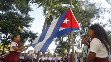 &nbsp;Estudiantes izan la bandera de&nbsp;Cuba&nbsp;durante la actividad matutina antes de entrar a las aulas hoy, lunes 3 de septiembre del 2018, en el primer día del curso escolar, en La Habana (Cuba).&nbsp;&nbsp;