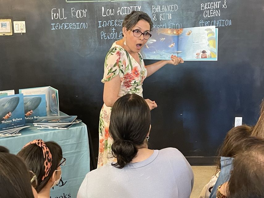 Betty Quintero lee en Cuentos en Macondo.
