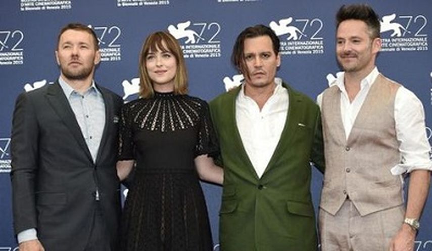 El actor australiano Joel Edgerton junto a Dakota Johnson, Johnny Depp y el director Scott Cooper durante la presentación de la película Black Mass. (EFE)