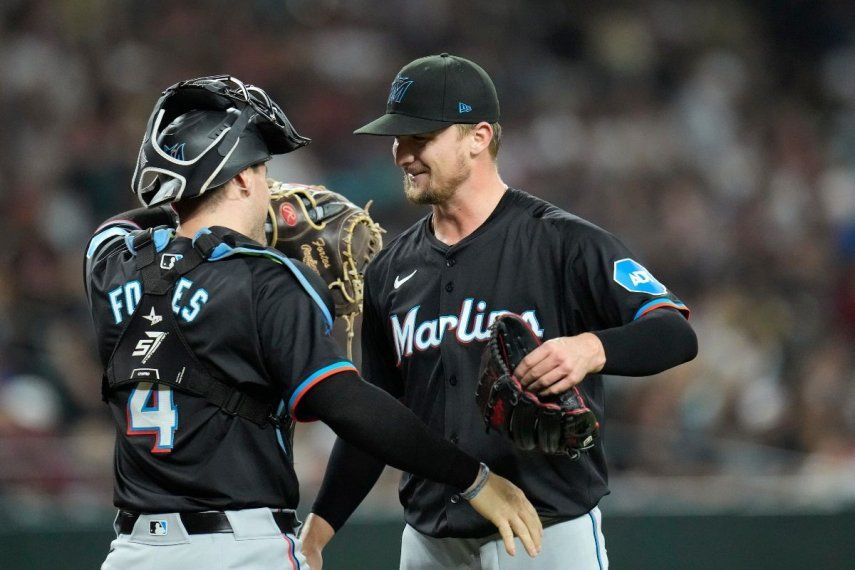 Braxton Garrett, derecha, abridor de los Marlins de Miami, celebra después de completar el partido con una blanqueada en contra de los Diamondbacks de Arizona, con el receptor Nick Fortes, izquierda, el viernes 24 de mayo de 2024, en Phoenix.&nbsp;