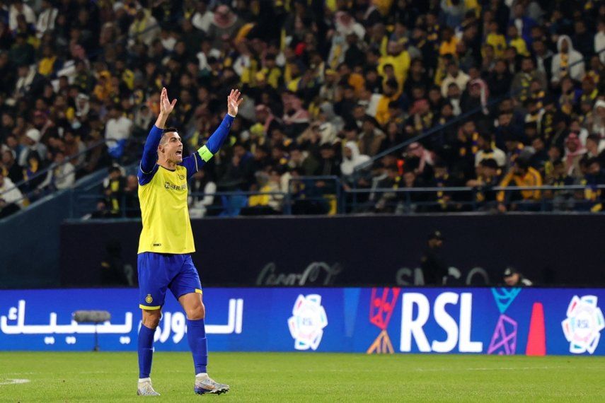La estrella portuguesa del Al-Nassr, Cristiano Ronaldo, hace algunos gestos durante el encuentro de su club el 22 de enero de 2023.