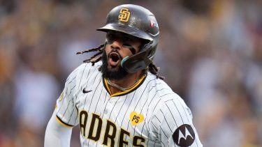 El dominicano Fernando Tatis, de los Padres de San Diego, festeja luego de conseguir un jonrón ante los Bravos de Atlanta, en el primer juego de la serie de comodines de la Liga Nacional, el martes 8 de octubre de 2024&nbsp;