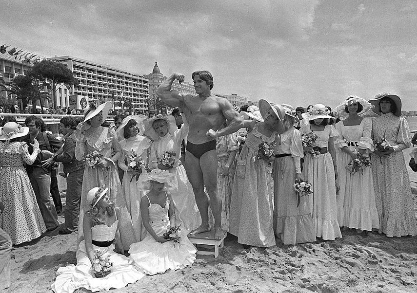 En esta foto del 20 de mayo de 1977, Arnold Schwarzenegger, cuyo documental Pumping Iron se estrenaba en el Festival de Cine de Cannes, hace alarde de sus m&uacute;sculos en una playa en Cannes, Francia.&nbsp;