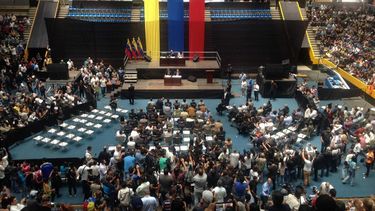 Asamblea Nacional celebra sesión en vivo. Las sillas de la izquierda vacías son las que correponden a los oficialistas. 