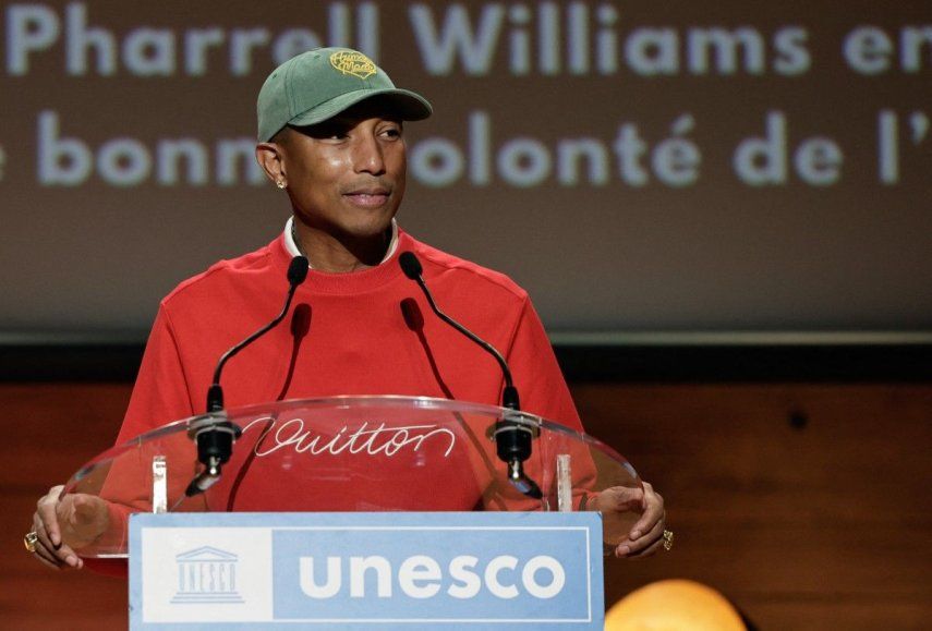 El rapero, productor y diseñador de moda estadounidense Pharrell Williams pronuncia un discurso antes de una proyección especial de su película Piece by Piece durante su nominación como Embajador de Buena Voluntad de la UNESCO para las Artes, la Educación y el Emprendimiento, en la sede de la UNESCO, en París, el 17 de diciembre de 2024.&nbsp;