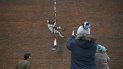 En esta foto de archivo tomada el 2 de marzo de 2021, el público hace una pausa para mirar una obra de arte del artista callejero Banksy en el costado de la prisión de Reading en Reading, al oeste de Londres. En esta foto de archivo tomada el 2 de marzo de 2021, el público hace una pausa para mirar una obra de arte del artista callejero Banksy en el costado de la prisión de Reading en Reading, al oeste de Londres.