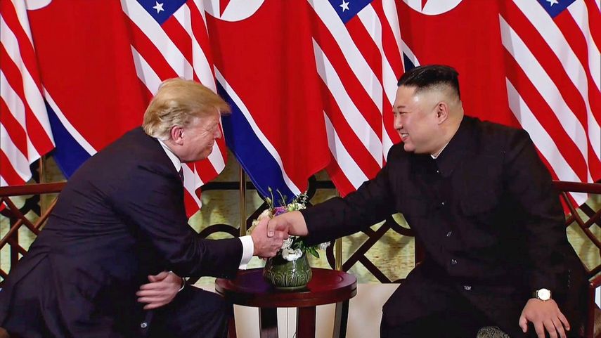 &nbsp;Captura de vídeo en la que aparecen el presidente de EEUU, Donald&nbsp;Trump&nbsp;(i), y el líder norcoreano, Kim Jong-un, durante su segunda cumbre, este miércoles, en Hanói , Vietnam.&nbsp;&nbsp;
