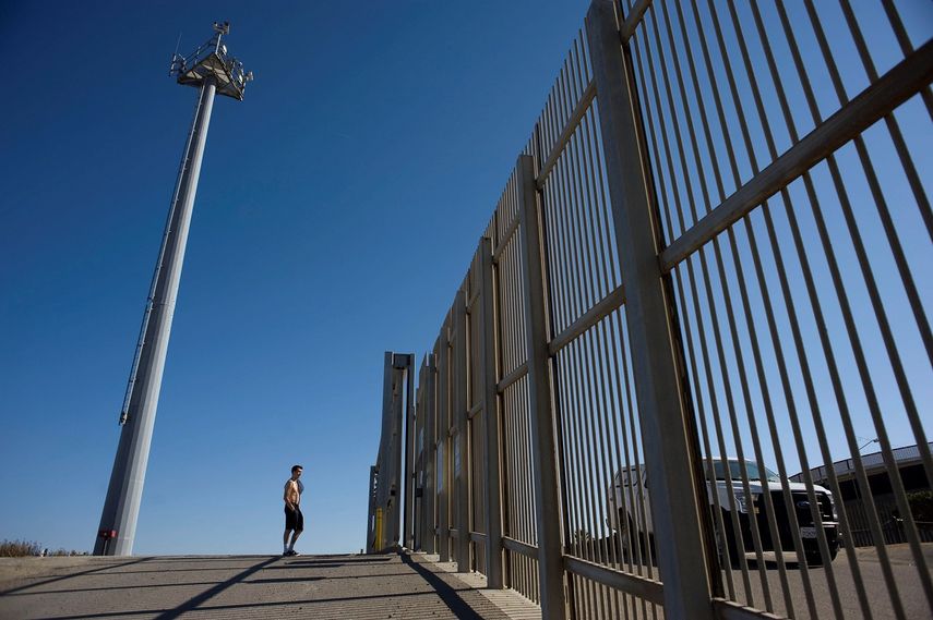 Las familias de migrantes continuaron pagando hoy las consecuencias del cierre del Parque de la Amistad, entre Estados Unidos y México, un punto de encuentro habitual para las personas que viven a ambos lados de la frontera, clausurado este fin de semana.