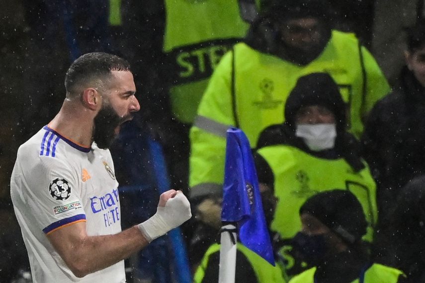 El francés Karim Benzema celebra uno de los tres goles que marcó contra el Chelsea en el juego de ida de los cuartos de final de la Champions League