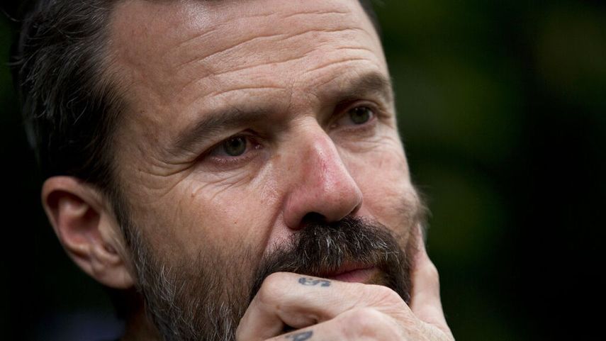 En esta imagen del martes 14 de marzo de 2017, el cantante Pau Donés, que tiene tatuado en los dedos el nombre de su hija, Sara, reflexiona durante una entrevista en Ciudad de México.&nbsp;