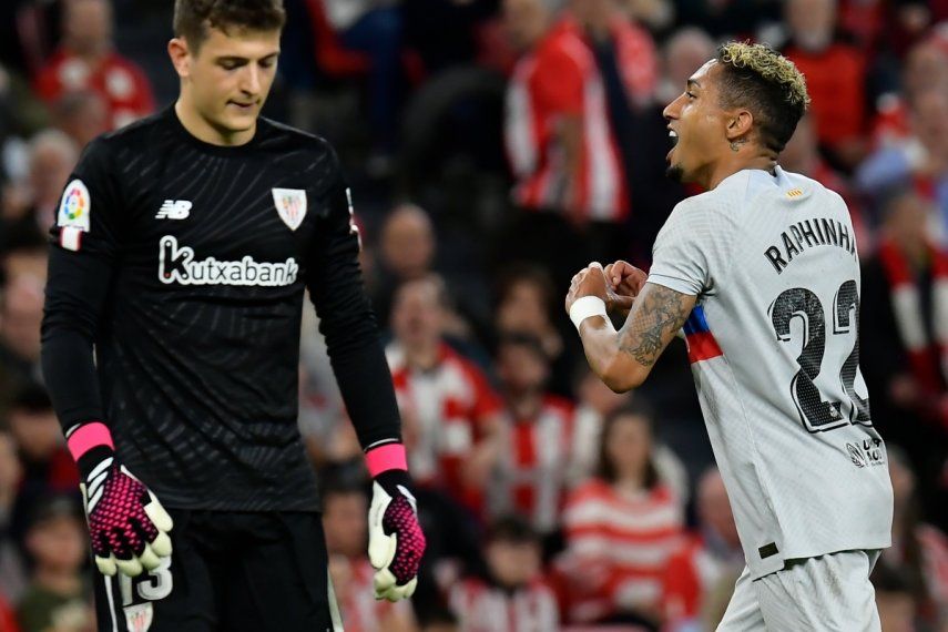 Raphinha (derecha) del Barcelona celebra tras anotar el gol para la victoria 1-0 ante el Athletic Bilbao en la Liga de España, el domingo 12 de marzo de 2023.&nbsp;