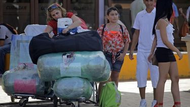 Cubanos llegan al aeropuerto de La Habana.