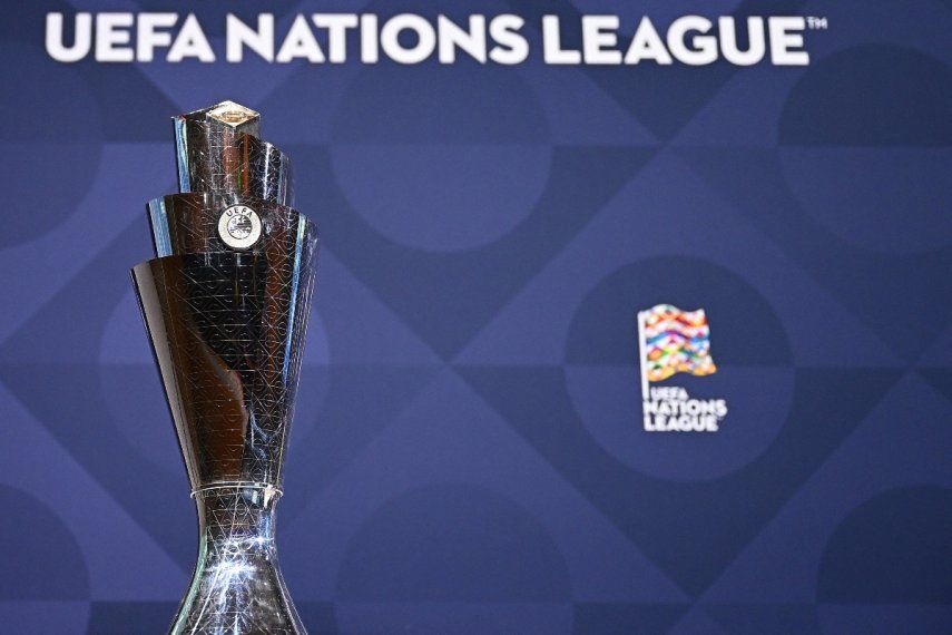 En la foto del 25 de enero de 2023, se puede apreciar el trofeo de la Liga de Naciones de la UEFA.