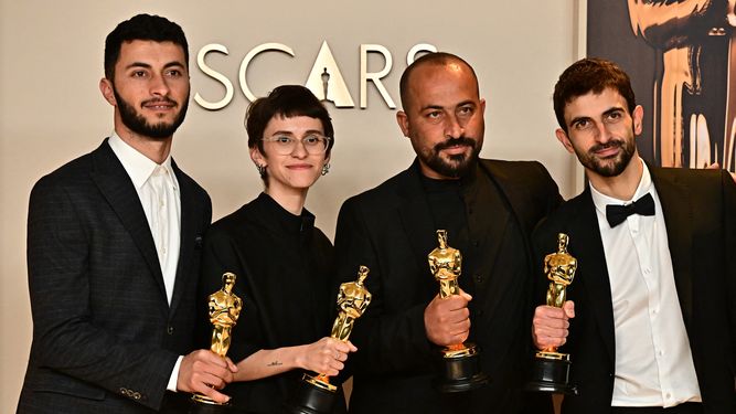 De izquierda a derecha: el periodista y cineasta israelí Yuval Abraham, la productora estadounidense Rachel Szor, el cineasta emiratí Hamdan Ballal y el periodista y cineasta palestino Basel Adra posan en la sala de prensa con el Óscar al Mejor largometraje documental por No Other Land durante la 97.ª edición de los Premios Óscar en el Dolby Theatre de Hollywood, California, el 2 de marzo de 2025.