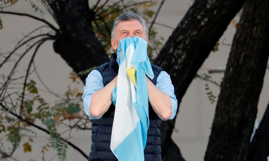 El presidente argentino Mauricio Macri sostiene una bandera nacional durante un evento en Buenos Aires, Argentina, el s&aacute;bado 28 de septiembre de 2019