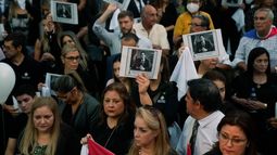 Personas sosteniendo una imagen del difunto fiscal antidrogas Marcelo Pecci asisten a una reunión para exigir justicia por su asesinato, en Asunción, Paraguay, el viernes 13 de mayo de 2022.&nbsp;