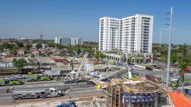 Vista panorámica de la estructura del puente peatonal que se desplomó este 15 de marzo sobre la calle Ocho de Miami, frente a la Universidad Internacional de la Florida.
