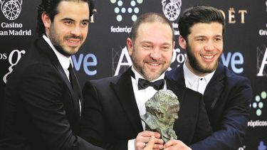 El realizador Miguel Ferrari, al centro, sujeta el codiciado premio  junto a los actores Guillermo García y Nacho Montes. (EFE)