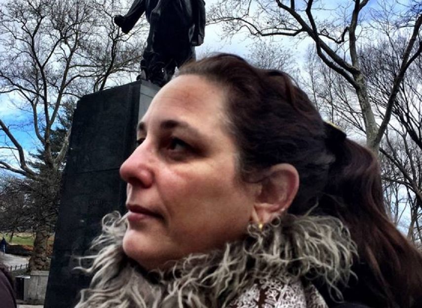 Tania Bruguera en Central Park, poco antes de comenzar la conferencia de prensa.