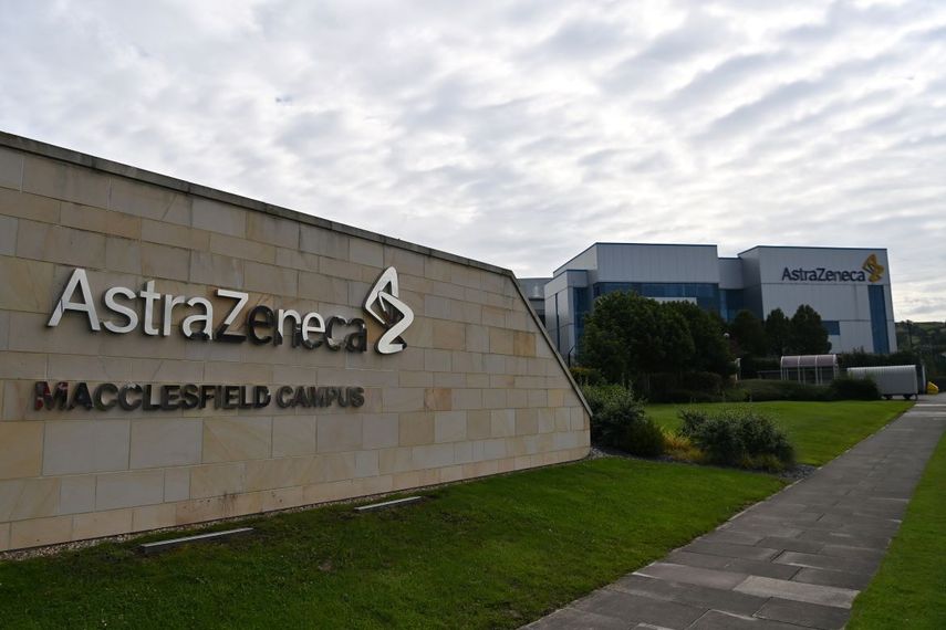 Logo a la entrada de uno de los centros de la farmacéutica británica AstraZeneca.