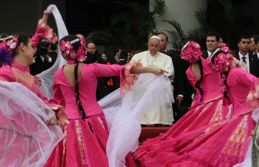 Un grupo de bailarines da la bienvenida al papa Francisco (c) hoy, viernes 10 de julio de 2015, en el aeropuerto Silvio Pettirossi de Asunción (Paraguay). (EFE)