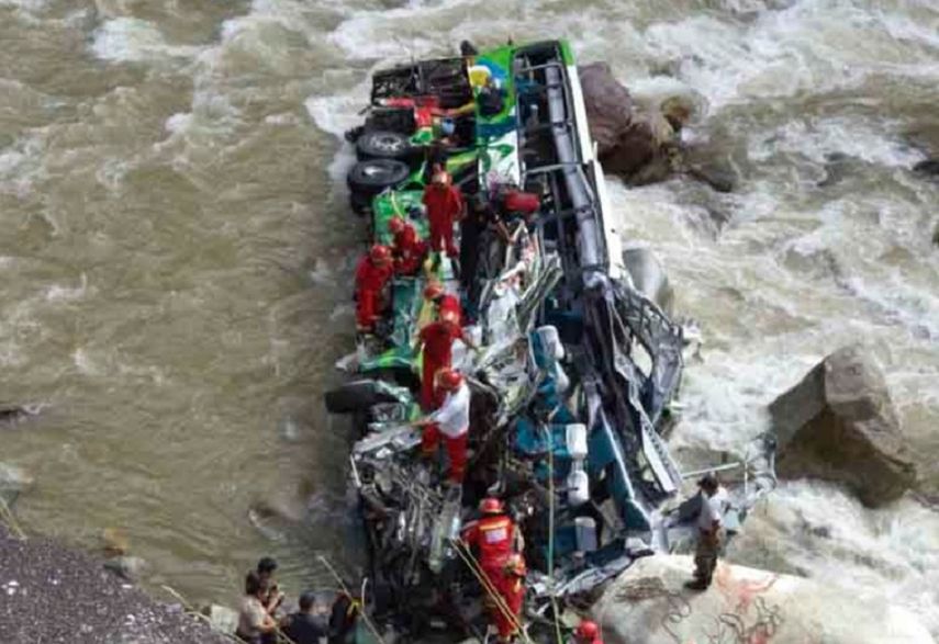 El accidente ocurrió cuando el autobús se salió de la carretera a la altura del kilómetro 343 de la autopista Fernando Belaúnde Terry, que une la costa norte con el nororiente peruano, y cayó al río Yambrasbamba.