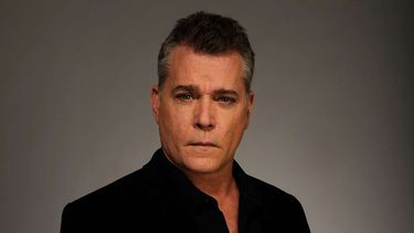 La fama mundial le llegó a Ray Liotta gracias al gángster Henry Hill en “Goodfellas” de Scorsese, junto a Robert De Niro y Joe Pesci en lo que sería el papel decisivo de su carrera