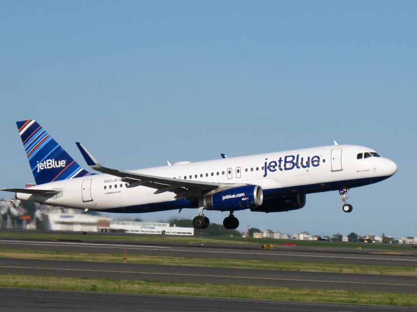 Un avión de la aerolínea JetBlue en el momento del despegue.