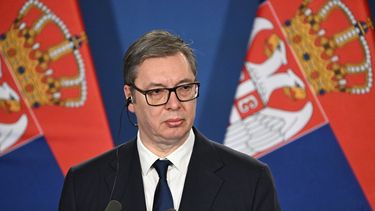 El presidente serbio, Aleksandar Vucic, escucha una conferencia de prensa conjunta con el primer ministro húngaro en la Oficina del Primer Ministro en el Castillo de Buda, Budapest, Hungría, el 17 de febrero de 2025.