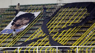 Trabajadores instalan una pancarta con la imagen del fallecido Diego Armando Maradona en el estadio Norberto Tomaghello antes del partido por la Copa Sudamericana entre el argentino Defensa y Justicia y el brasileño Vasco Da Gama, en Buenos Aires, Argentina, el jueves 26 de noviembre de 2020.