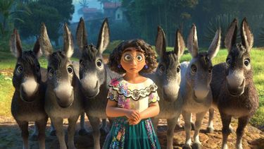 En esta imagen difundida por Disney, Mirabel, cuya voz hace Stephanie Beatriz, en una escena de la cinta Encanto, ganadora del Óscar a la mejor película animada. 