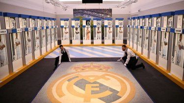 Miembros de Sothebys arreglan el mosaico del estadio Santiago Bernabéu en Madrid, el 20 de noviembre de 2024.