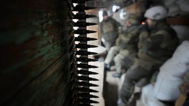 Soldados ucranianos descansan en un albergue en el frente en la región de Luhansk, en el este de Ucrania, el viernes 28 de enero de 2022.&nbsp;