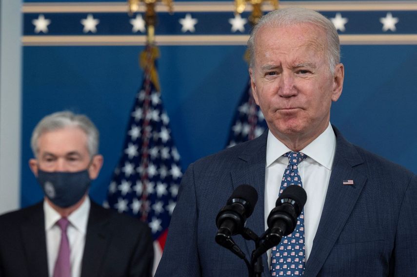 El presidente Joe Biden y detrás el jefe de la Reserva Federal, Jerome Powell.