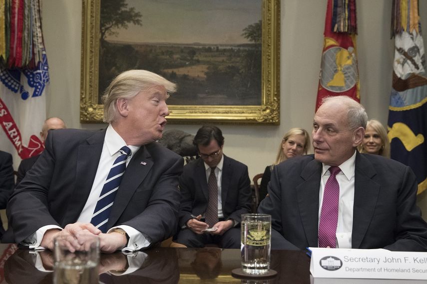 El presidente Donald J. Trump durante una reunión junto al secretario de Seguridad Nacional estadounidense,&nbsp;John&nbsp;Kelly, en la Sala Roosevelt de la Casa Blanca.