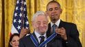 En esta foto de archivo tomada el 24 de noviembre de 2015, el expresidente de Estados Unidos Barack Obama entrega la Medalla Presidencial de la Libertad al compositor y letrista de teatro Stephen Sondheim en la Casa Blanca en Washington, DC. En esta foto de archivo tomada el 24 de noviembre de 2015, el expresidente de Estados Unidos Barack Obama entrega la Medalla Presidencial de la Libertad al compositor y letrista de teatro Stephen Sondheim en la Casa Blanca en Washington, DC.