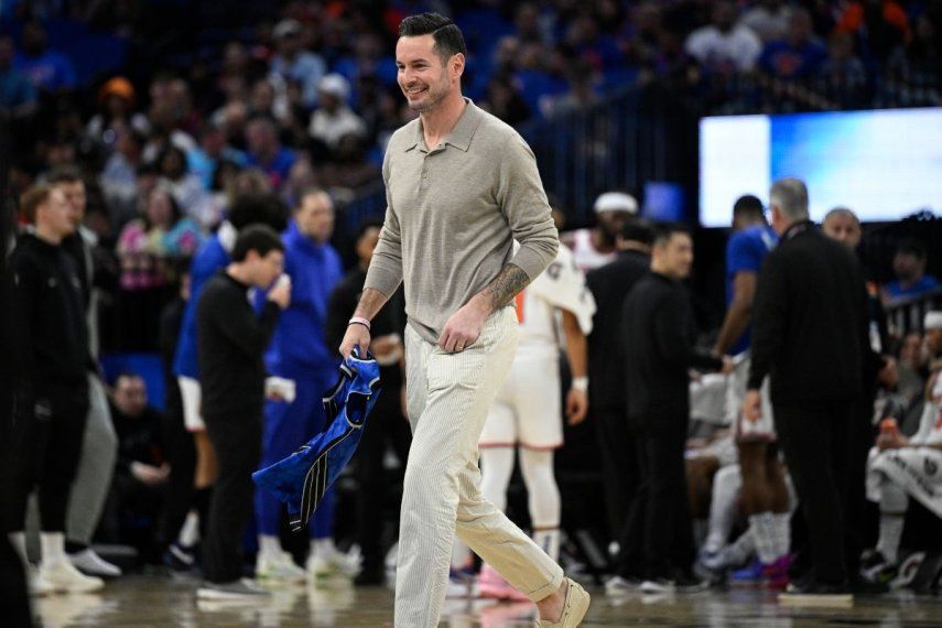 En foto del 14 de febrero del 2024, el exjugador del Magic de Orlando, JJ Redick, sale de la cancha tras ser honrado durante el juego ante los Knicks de Nueva York.