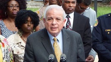 El alcalde Tomás Regalado se mostró preocupado por las fumigaciones aéreas en Wynwood