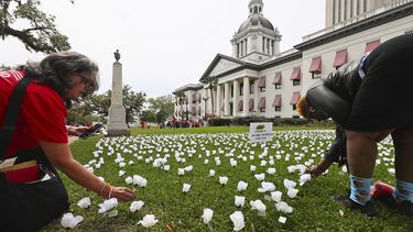 Cerca de 3.000 rosas blancas, una por cada persona muerta por disparos en Florida en 2022, fueron desplegadas frente al Capitolio estatal.