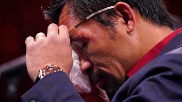 Manny Pacquiao, de Filipinas, se limpia los ojos en conferencia de prensa después de su derrota frente al cubano Yordenis Ugas, en pelea de campeonato de peso welter