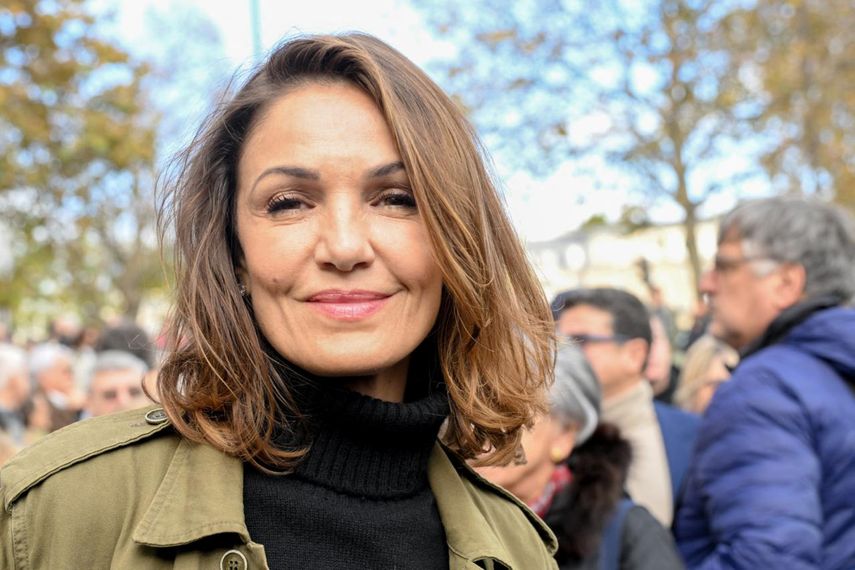 La actriz francesa Nadia Fares posa para una fotografía al inicio de una marcha silenciosa en la que se pedía la paz en Oriente Medio, en París, el 19 de noviembre de 2023.